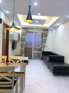 Phòng khách căn hộ Green Building, Quận 9 Căn hộ Green Building view thành phố cực thoáng, đủ tiện nghi.