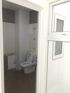 toilet Nhà phố hẻm xe hơi hướng Bắc, nội thất cơ bản, có hầm xe.