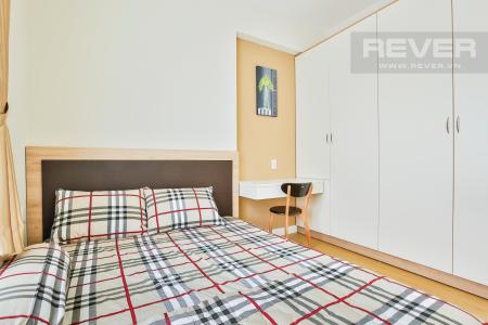 Góc bàn làm việc nhỏ gọn giữa giường ngủ và tủ đồ Căn góc tầng cao T4A Masteri Thảo Điền