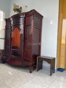 Phòng khách nhà phố Huỳnh Tấn Phát, Quận 7 Nhà phố hướng Đông, hẻm bê tông sạch sẽ, khu dân cư an ninh.