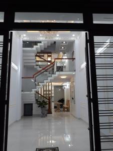 Phòng khách nhà phố Quang Trung, Gò Vấp Nhà phố hướng Đông Nam, xe hơi đậu trong nhà, có công viên nhỏ.