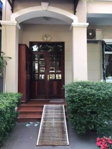 Bên ngoài nhà phố Nhà phố vườn 2 mặt tiền cửa chính hướng Đông Bắc, diện tích đất 126m2.