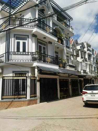 Mặt tiền nhà phố Huyện Nhà Bè Nhà phố diện tích 66m2 có cửa hậu xe hơi đậu trong nhà, nội thất cơ bản.