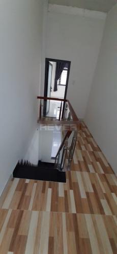 Bên trong nhà phố Tân Chánh Hiệp 10, Quận 12 Nhà phố hẻm xe hơi hướng Nam, cách đường chính hơn 100m.