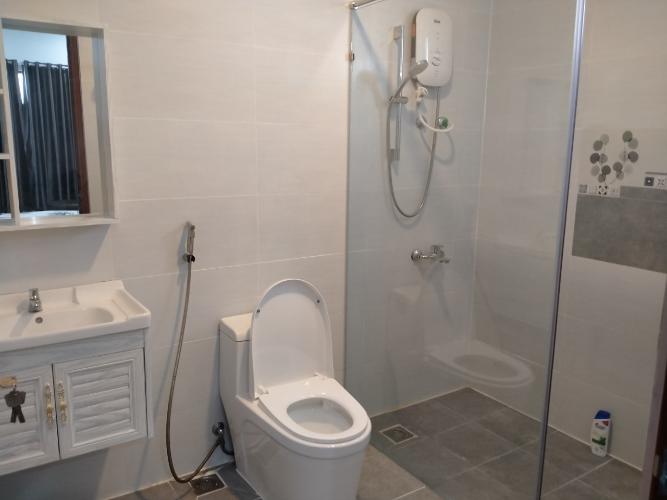 phòng vệ sinh căn hộ đảo kim cương Căn hộ Đảo Kim Cương tầng trung, đón view thành phố sầm uất.