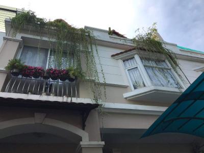 Mặt tiền nhà phố Nhà phố vườn 2 mặt tiền cửa chính hướng Đông Bắc, diện tích đất 126m2.