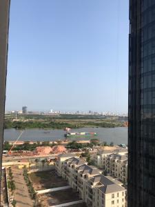 view Căn hộ Vinhomes Golden River tầng trung, view Tây Nam.