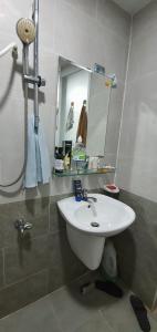 Phòng tắm NewTown Apartment, Thủ Đức Căn hộ Newtown Apartment hướng Đông Nam, nội thất cơ bản.