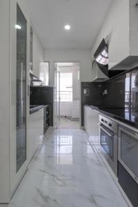 Bếp căn hộ SUNRISE CITY Bán căn hộ Sunrise City 3PN, tầng thấp, diện tích 110m2, sổ hồng, không có nội thất