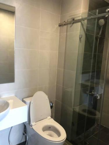 Toilet Vinhomes Grand Park Quận 9 Căn hộ Vinhomes Grand Park tầng trung hướng về phía sông.