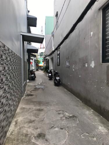 Hẻm nhà phố đường Lê Văn Lương, Quận 7 Nhà phố hướng Nam nội thất cơ bản, bàn giao ngay sổ hồng.