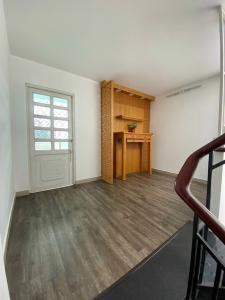 Không gian nhà phố Quận Thủ Đức Nhà phố hẻm nhựa rộng 12m, sát chung cư 4S Linh Đông, đầy đủ nội thất.