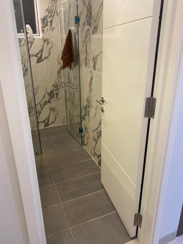 Cầu thang nhà phố Sunrise Riverside Bán căn hộ tầng cao Sunrise Riverside đầy đủ nội thất, dọn vào ở ngay.