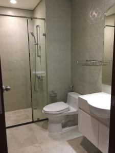 Toilet Vinhomes Central Park Căn hộ Vinhomes Central Park tầng trung, đầy đủ nội thất.
