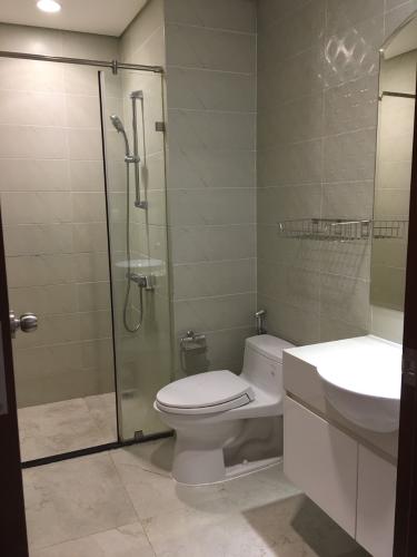 Toilet Vinhomes Central Park Căn hộ Vinhomes Central Park tầng trung, đầy đủ nội thất.
