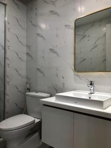 Nhà vệ sinh Saigon South Residence, Nhà bè Căn hộ Saigon South Residence đầy đủ nội thất tiện nghi, view nội khu.