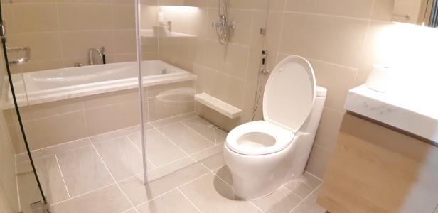 Phòng tắm Sadora Apartment, Quận 2 Căn hộ tầng cao Sadora Apartment ngắm nhìn thành phố về đêm.