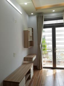 Phòng ngủ nhà phố Quang Trung, Gò Vấp Nhà phố hướng Đông Nam, xe hơi đậu trong nhà, có công viên nhỏ.