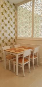 Bàn ăn căn hộ River Gate, Quận 4 Căn hộ tầng trung River Gate ban công hướng Đông Nam, view thành phố.