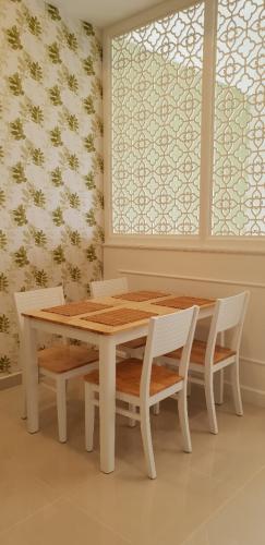 Bàn ăn căn hộ River Gate, Quận 4 Căn hộ tầng trung River Gate ban công hướng Đông Nam, view thành phố.