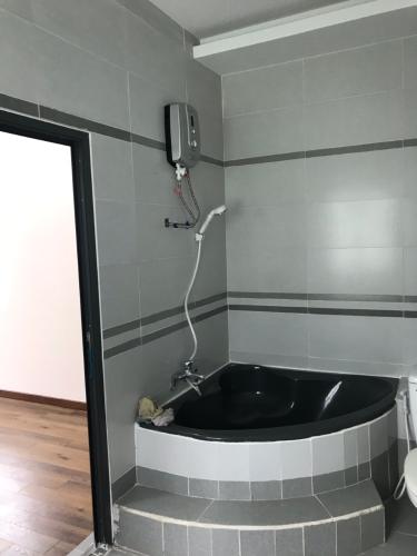 Toilet nhà phố Nhà phố trung tâm Quận 5 hướng Đông Bắc, hẻm xe hơi.