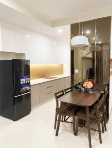 bàn ăn Masteri Millennium Căn hộ Masteri Millennium đầy đủ nội thất, view sông và thành phố.