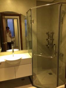 Phòng tắm căn hộ Vinhomes Central Park , Quận Bình Thạnh  Căn hộ tầng 24 Vinhomes Central Park bàn giao đầy đủ nội thất.