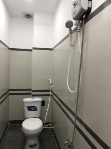 Toilet Nhà phố trung tâm Quận 5 hướng Đông Bắc, hẻm xe hơi.