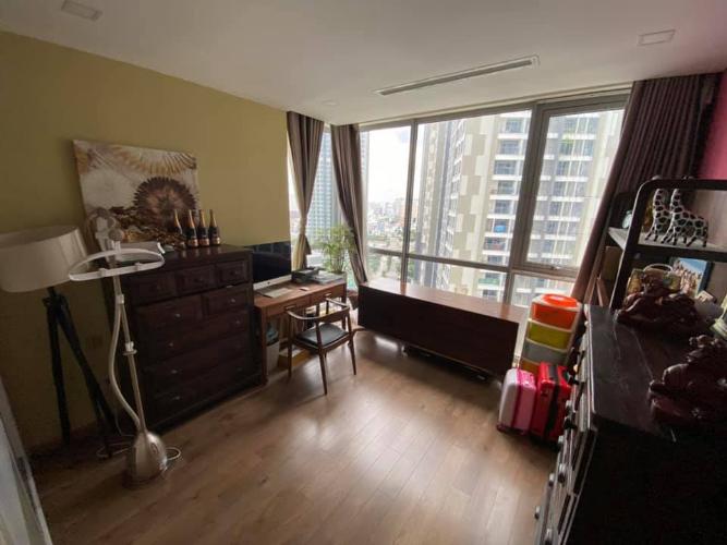 Không gian căn hộ Vinhomes Central Park, Quận Bình Thạnh  Căn hộ Vinhomes Central Park cửa hướng Đông, view nội khu tuyệt đẹp.