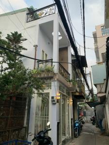 Mặt tiền nhà, hẻm trước nhà Nhà phố hướng Nam diện tích đất 3.2mx13.4m, khu an ninh.