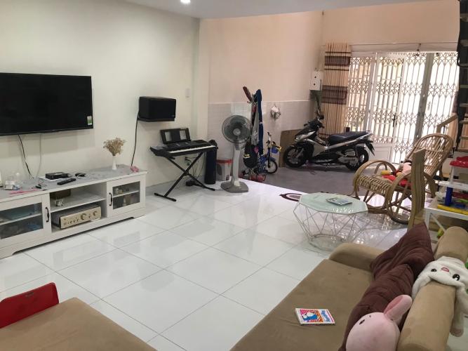 Phòng khách Nhà phố hẻm rộng 3m hướng Tây, diện tích 95.85m2.