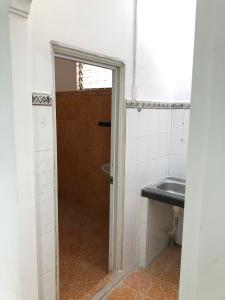 Toilet nhà phố Nhà phố 1 trệt 1 lầu Quận 1 hẻm xe hơi, thích hợp kinh doanh.