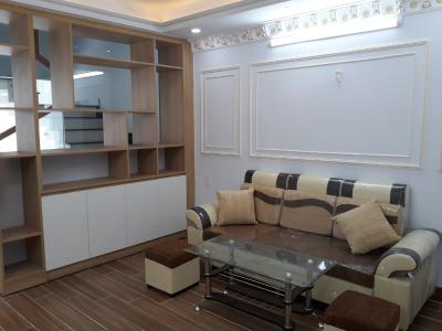 Phòng khách nhà phố Quang Trung, Gò Vấp Nhà phố hướng Đông Nam, xe hơi đậu trong nhà, có công viên nhỏ.