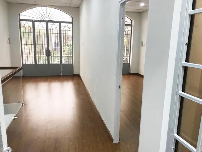 Bên trong nhà phố Lạc Long Quân, Quận 11 Nhà phố hướng Đông Bắc, hẻm 4m xe hơi, thông thoáng đường lớn.