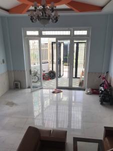 Phòng khách nhà phố quận 9 Nhà phố quận 9 rộng 81.7m2, mặt tiền ngay ngã 3 đường.