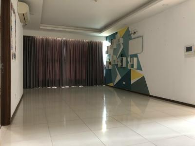 Phòng khách căn hộ Thảo Điền Pearl , Quận 2 Căn hộ Thảo Điền Pearl tầng 7 cửa hướng Tây, nội thất cơ bản.