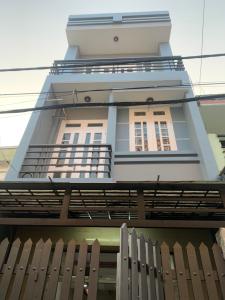 Nhà phố hướng Đông Nam, mặt tiền đường tỉnh lộ 10 rộng rãi.