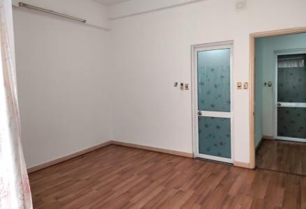 Phòng ngủ căn hộ chung cư Đông Hưng Căn hộ chung cư Đông Hưng tầng trung, cửa hướng Đông Bắc.