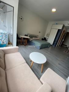 Phòng khách Botanica Premier, Tân Bình  Officetel Botanica Premier hướng Tây Nam, view nội khu.