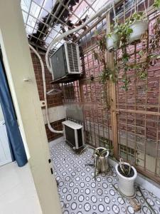 Nhà phố Quận 1 Nhà phố diện tích 26m có sổ hồng riêng, khu dân cư đông đúc.