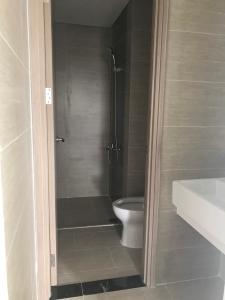 Toilet Vinhomes Grand Park Quận 9 Căn hộ Vinhomes Grand Park tầng cao, hướng view trường học.