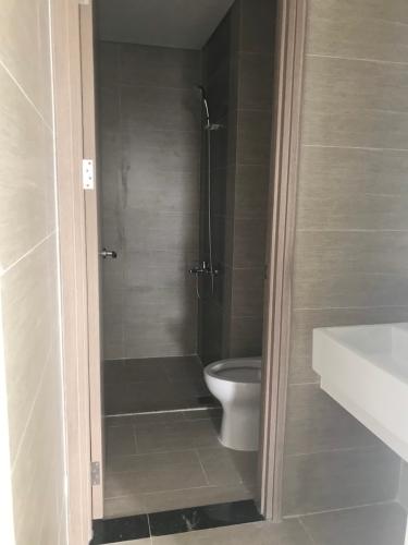 Toilet Vinhomes Grand Park Quận 9 Căn hộ Vinhomes Grand Park tầng cao, hướng view trường học.