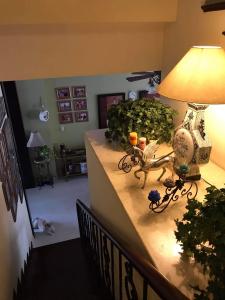 Cầu thang nhà phố Nhà phố vườn 2 mặt tiền cửa chính hướng Đông Bắc, diện tích đất 126m2.