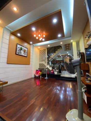 Phòng khách nhà phố Hiệp Bình Phước, Thủ Đức Nhà phố hướng Tây Bắc, sân thượng rộng, khu dân cư an ninh.