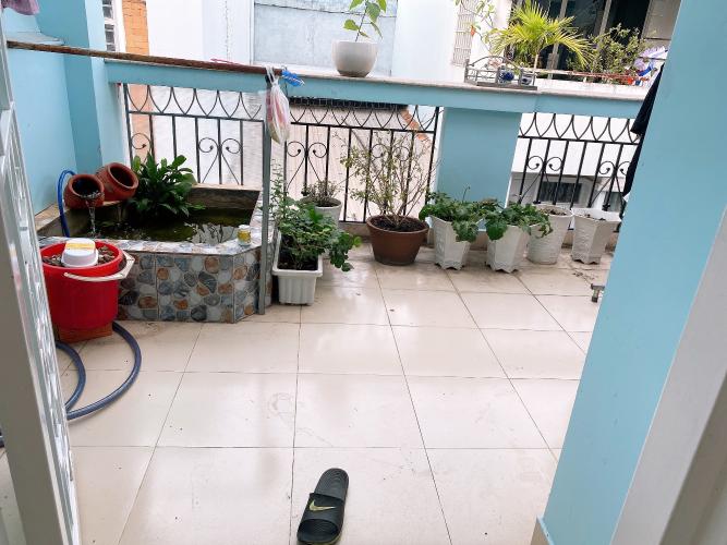 Sân thượng nhà phố Quận Tân Phú Nhà phố hướng Bắc diện tích sử dụng 148.5m2, đầy đủ nội thất.