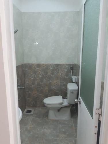 Phòng tắm nhà phố Trương Phước Phan, Bình Tân Nhà phố hướng Đông Nam, mặt tiền đường tỉnh lộ 10 rộng rãi.