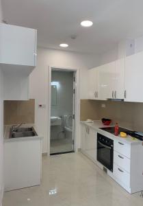 Phòng bếp căn hộ Saigon Mia Căn hộ Saigon Mia bàn giao đầy đủ nội thất, view thành phố.