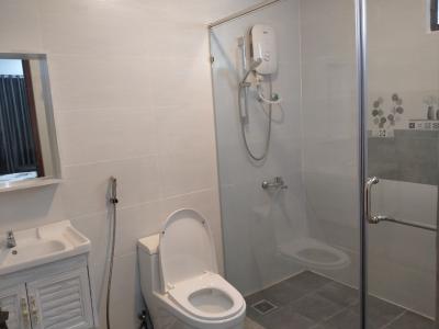 phòng vệ sinh căn hộ đảo kim cương Căn hộ Đảo Kim Cương tầng trung, đón view thành phố sầm uất.