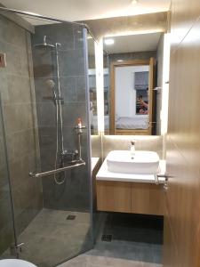 Nhà vệ sinh Saigon South Residence Căn hộ Saigon South Residence tầng trung ban công hướng Nam đón gió