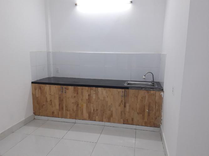 Bên trong nhà phố Huỳnh Tấn Phát, Quận 7 Nhà phố có sân và hành lang rộng, hướng Tây, hẻm xe hơi.